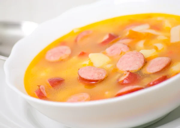 Supă cu cârnați, tăiței și legume — Fotografie, imagine de stoc