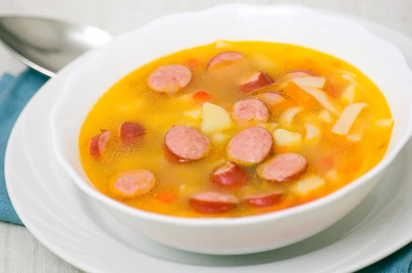 Supă cu cârnați, tăiței și legume — Fotografie, imagine de stoc