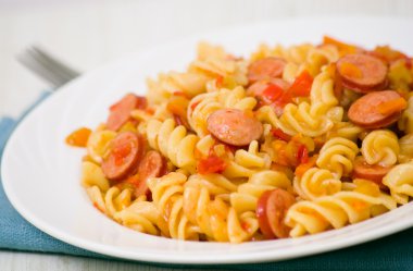 Fusilli makarna, füme sosis ve sebze.