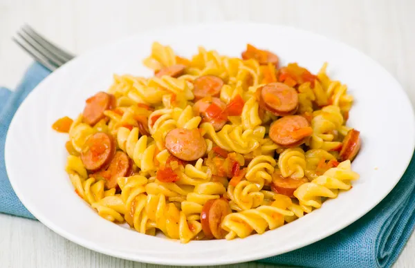 Massa Fusilli com salsicha defumada e legumes — Fotografia de Stock