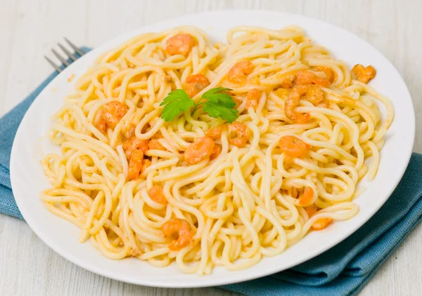 Espaguetis con gambas en salsa cremosa —  Fotos de Stock