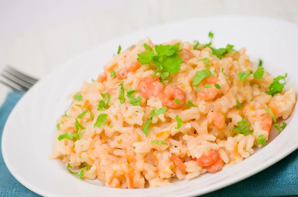 Tallrik med räkor risotto — Stockfoto