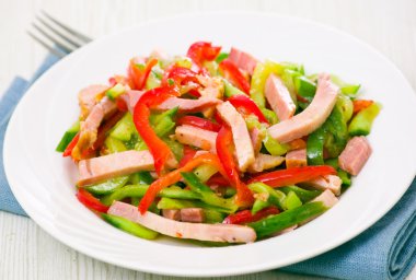 taze sebze salatası jambon