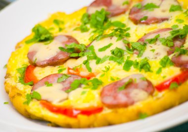 sosis ve sebze ile omlet