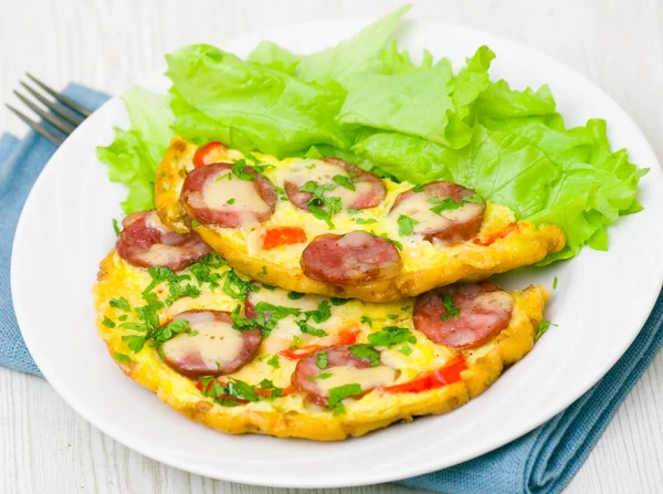 Omelet with sausage and vegetables — Stock Photo, Image