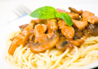 tavuk göğsü ve mantarlı makarna ile