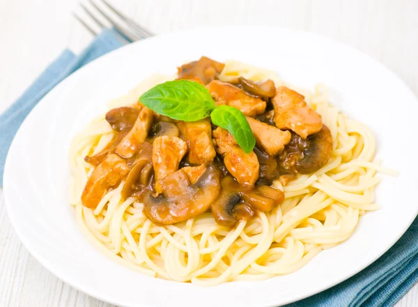 Chicken breast and mushrooms with pasta — Stock Photo, Image