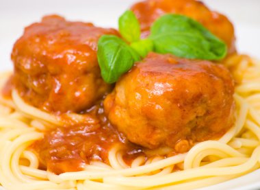 pasta köfte, domates sos ile