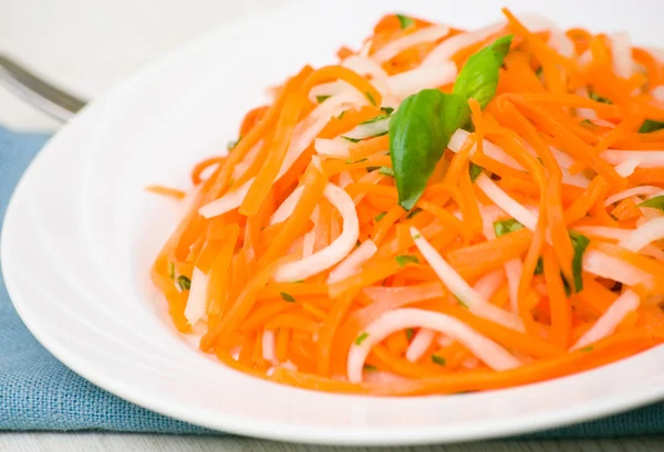 Frischgemüsesalat mit Daikon-Rettich und Karotten — Stockfoto