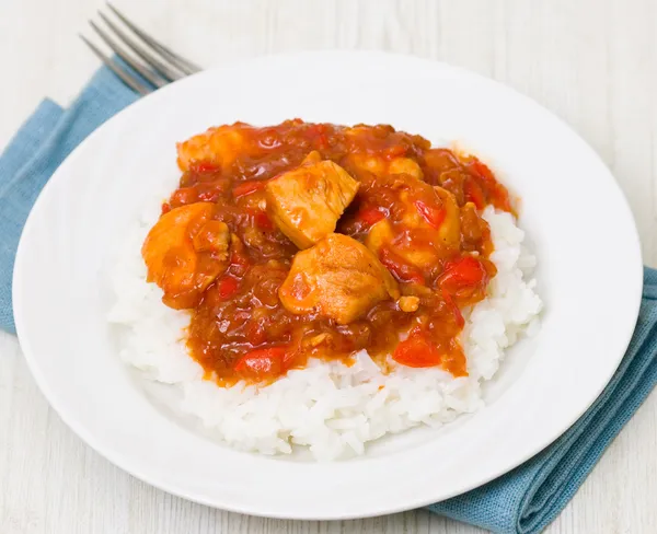 Peito de frango com molho e arroz — Fotografia de Stock