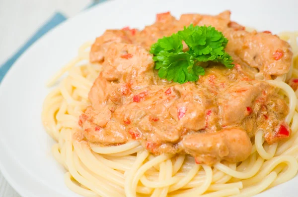 Peito de frango com legumes em molho cremoso com macarrão — Fotografia de Stock