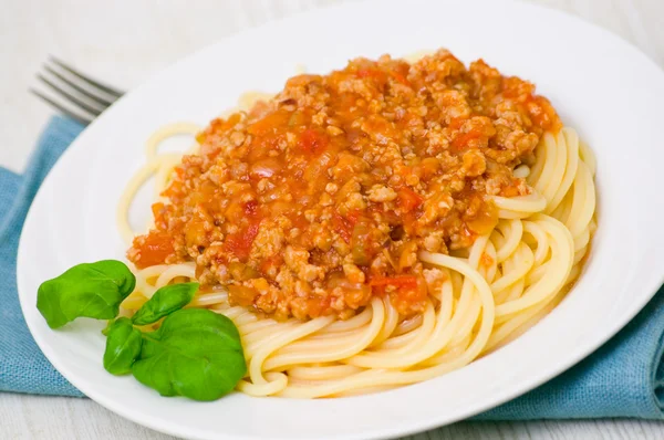 Bolognai spagetti fehér tányérra — Stock Fotó