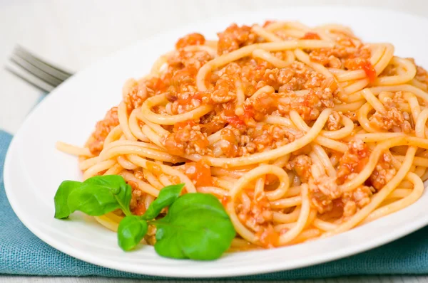 Spaghetti alla bolognese su piatto bianco — Foto Stock