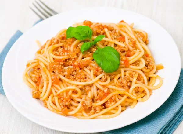 Spaghetti alla bolognese su piatto bianco — Foto Stock