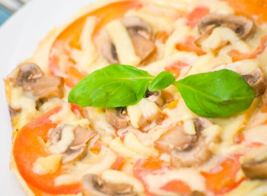 mantar, domates ve peynirli omlet