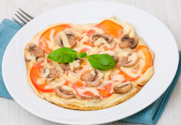 Omelet with mushrooms, tomatoes and cheese — Stock Photo, Image