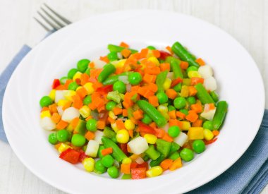 Tabakta karışık sebzeler