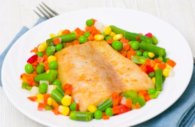 Sebzeli kızarmış balık