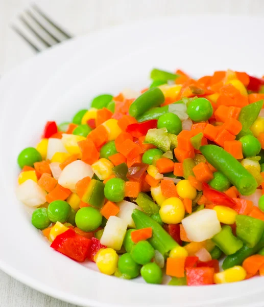 Warzywa mieszane na talerzu — Zdjęcie stockowe