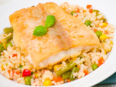 Balık fileto pilav ve sebze ile