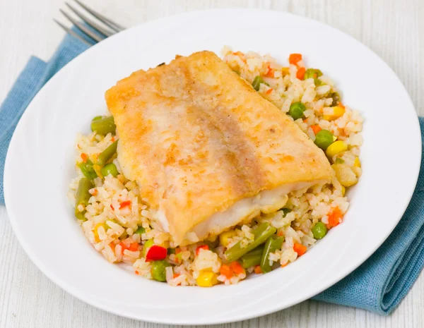 Filet de poisson avec riz et légumes — Photo