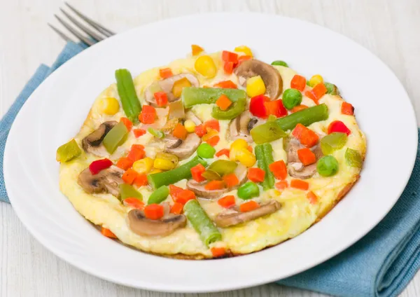 Omelett med grönsaker och svamp — Stockfoto