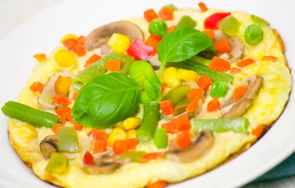 Omelet met fruit en paddestoelen — Stockfoto