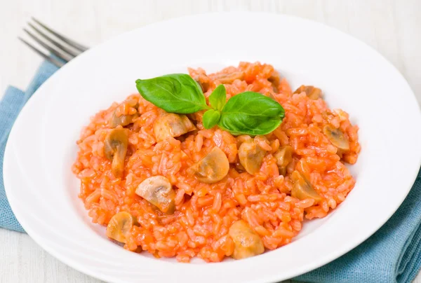 Risotto com cogumelos e tomates — Fotografia de Stock