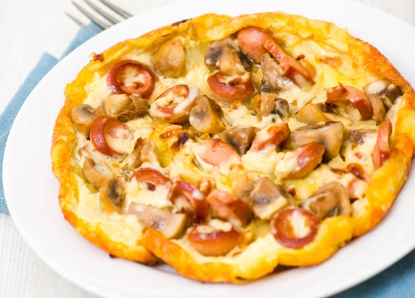 Omelet with mushrooms, sausage and cheese — Stock Photo, Image