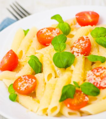 peynir, domates ve fesleğen ile Penne makarna