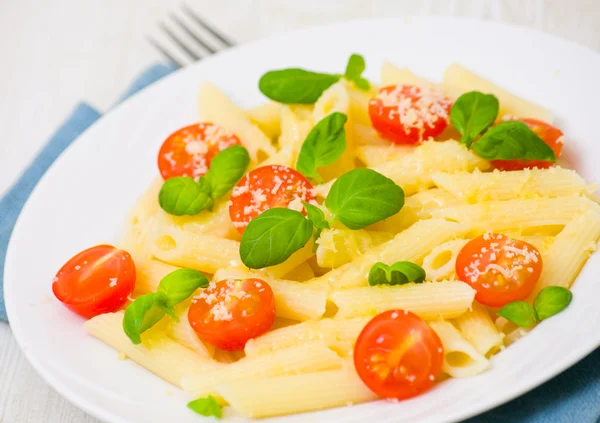 Pâtes penne au fromage, tomate et basilic — Photo