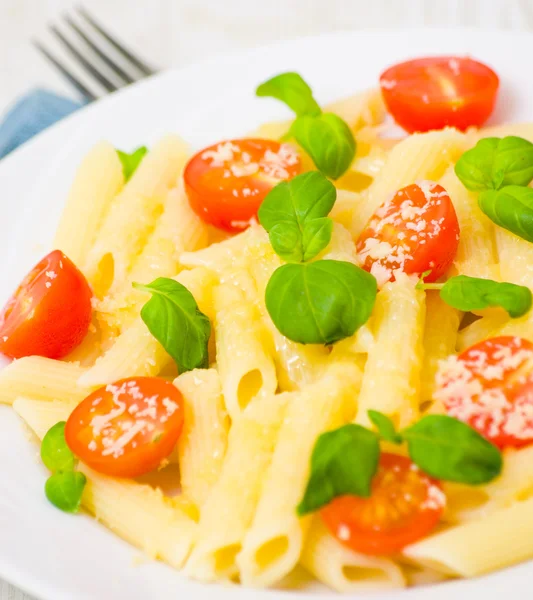 peynir, domates ve fesleğen ile Penne makarna