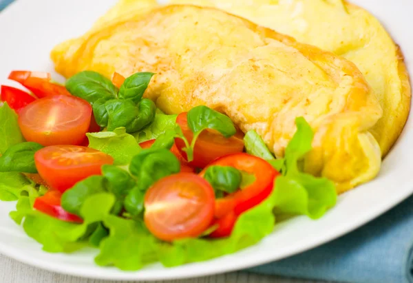 Omelet with vegetable salad — Stock Photo, Image