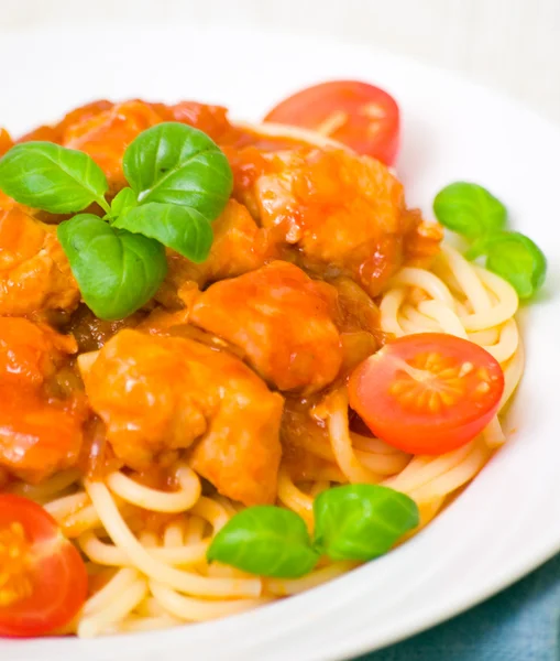 Pasta con pechuga de pollo en salsa de tomate — Foto de Stock