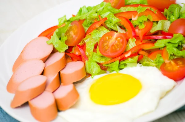 Reggeli. saláta, tojás és kolbász — Stock Fotó