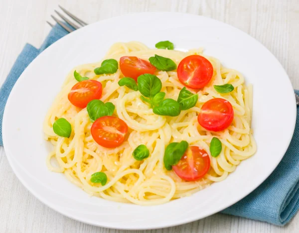 Макароны с сыром, помидорами и базиликом — стоковое фото