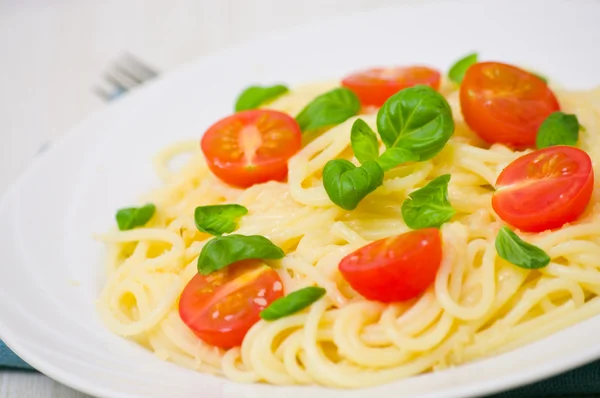 Pasta with cheese, tomato and basil — Stock Photo, Image
