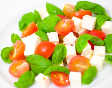 domatesli salata, peynir ve fesleğen