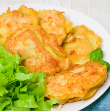 hamuru ile salata, balık fileto parçaları