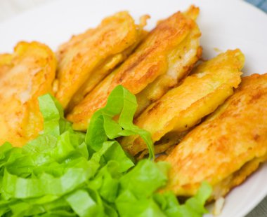 hamuru ile salata, balık fileto parçaları