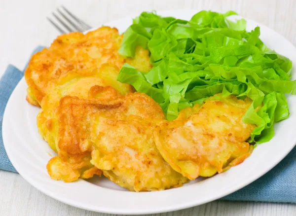 Pieces of fish fillets in batter with salad — Stock Photo, Image