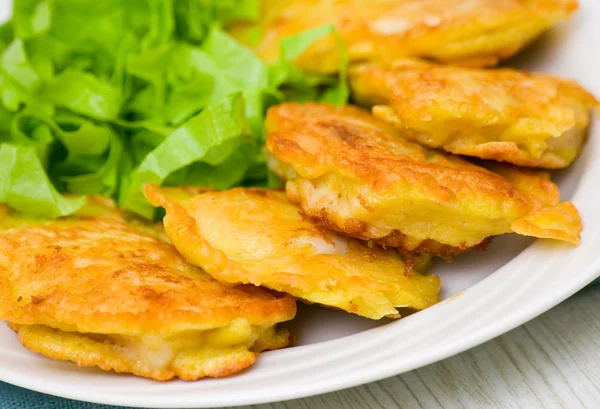 Pieces of fish fillets in batter with salad — Stock Photo, Image