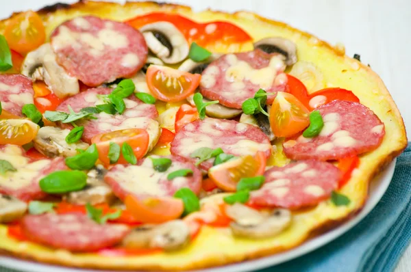 Pizza with sausage, mushrooms and vegetables — Stock Photo, Image