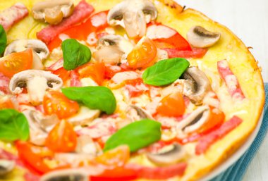 mantar, jambon ve sebze pizza