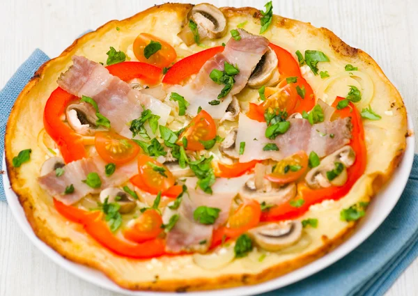 マッシュルーム、ベーコンと野菜のピザ — ストック写真