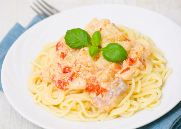 Espaguete com peixe, legumes e molho de creme — Fotografia de Stock