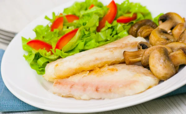 Fish fillet with mushrooms and salad — Stock Photo, Image