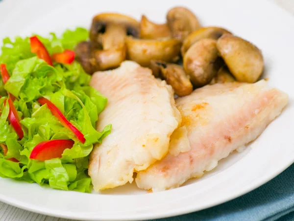 Filete de pescado con champiñones y ensalada — Foto de Stock