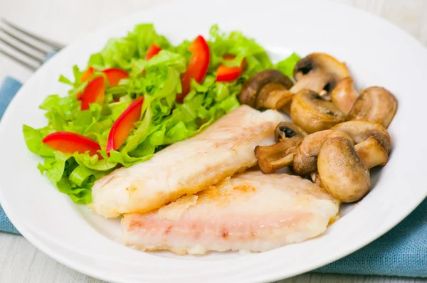 Filé de peixe com cogumelos e salada — Fotografia de Stock