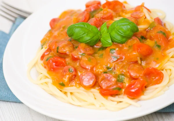 Espaguete com salsicha defumada e legumes — Fotografia de Stock